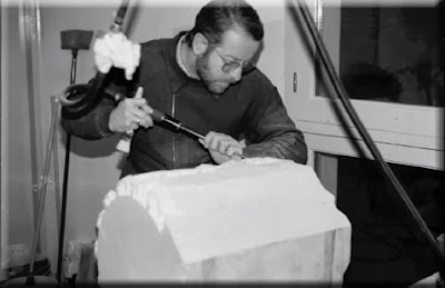 Pepe Beltran trabajando en la Cruz de Término de Binéfar