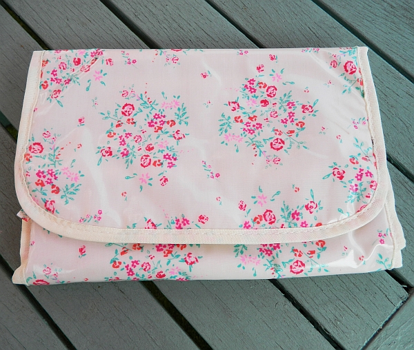 Holiday Essentials Primark hanging travel bag Seek My Scribbles