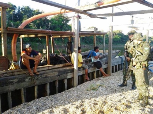 Bolivianos são presos por extração ilegal de cascalho no Rio Guaporé