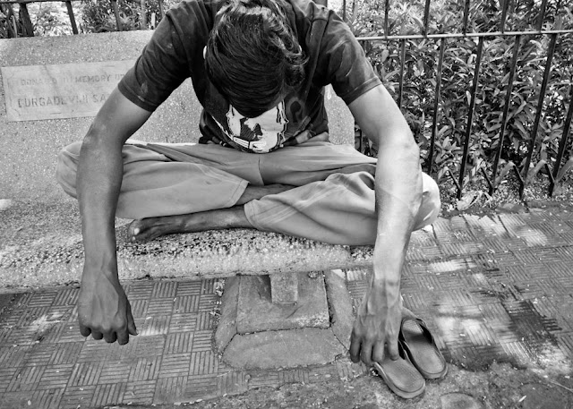 Mumbai - człowiek spiacy na ławce