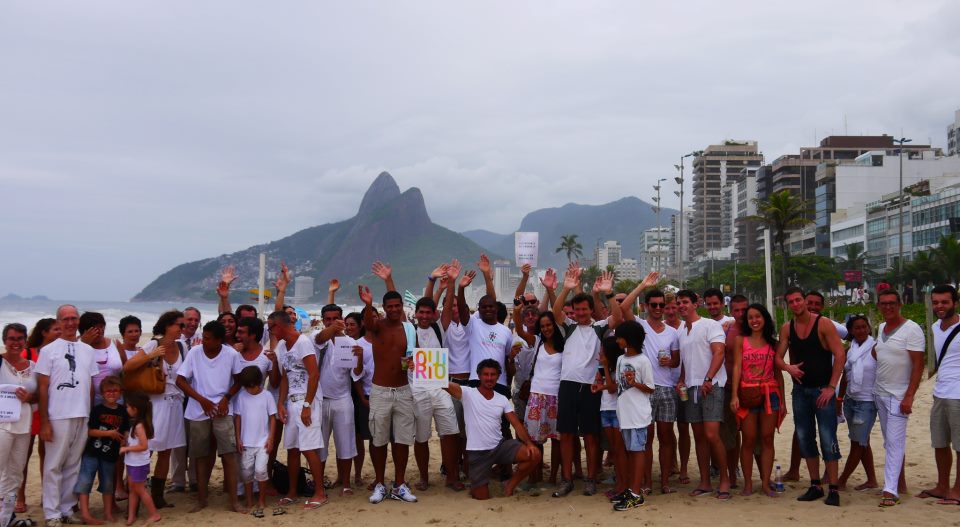Imagem divulgada no Facebook hoje à tarde mostra residentes franceses, na Praia de Ipanema no Rio de Janeiro, que se reuniram para apoiar o casamento civil igualitário na França. À mesma hora, milhares de pessoas marchavam na França (Foto: Reprodução/Facebook/Eu sou a favor do casamento civil entre pessoas do mesmo sexo no Brasil) Imagem divulgada no Facebook hoje à tarde mostra residentes franceses, na Praia de Ipanema no Rio de Janeiro, que se reuniram para apoiar o casamento civil igualitário na França. À mesma hora, milhares de pessoas marchavam na França (Foto: Reprodução/Facebook/Eu sou a favor do casamento civil entre pessoas do mesmo sexo no Brasil)