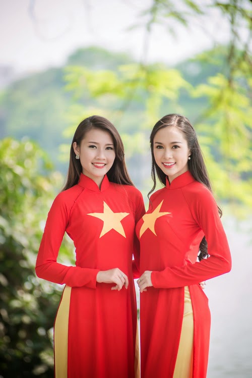 Người đẹp Việt mặc áo dài cờ đỏ sao vàng