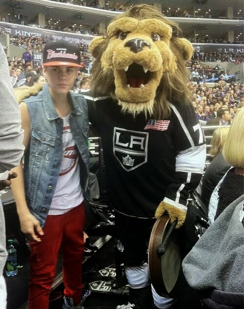 Justin Bieber with LA Kings mascot lion Biebering is not allow in Chicago