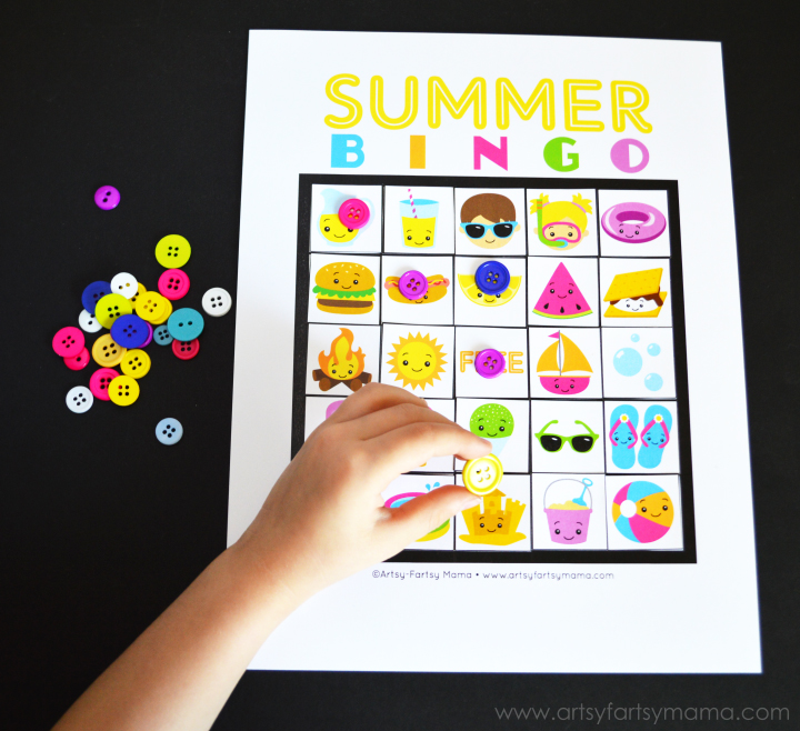 Free Printable Summer Bingo at artsyfartsymama.com #summer #freeprintable #printable #bingo