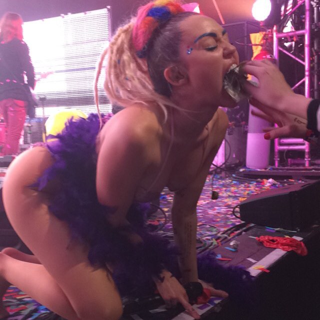 Miley Cyrus en escena porno