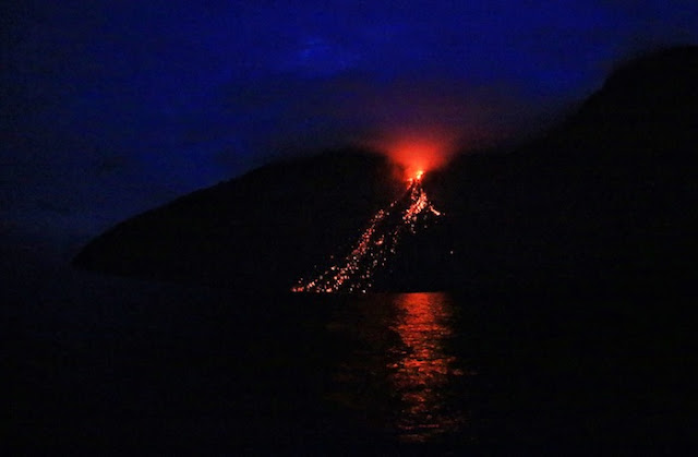 <a href="http://mataram.info/things-to-do-in-bali/visitindonesia-banda-marine-life-the-paradise-of-diving-topographic-point-inward-fundamental-maluku/">Indonesia</a>best destinations : Lava Abadi Di Batu Tara