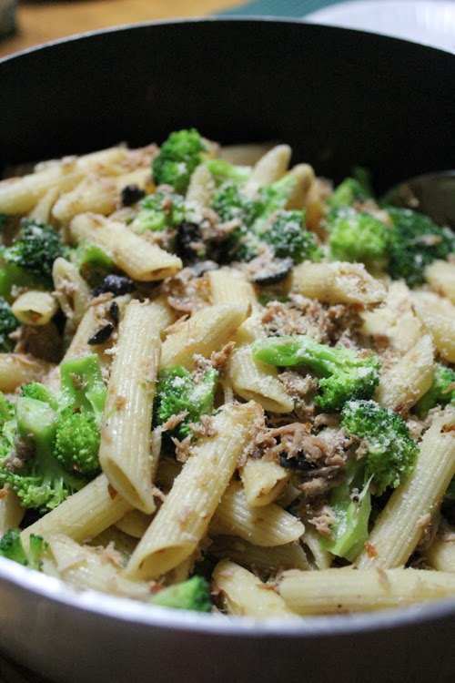 Pasta Aglio Olio with Tuna and Broccoli ANG KALADKARIN