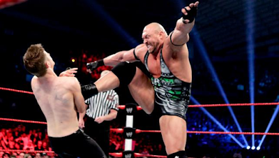 increible patada de lucha libre en la wwe