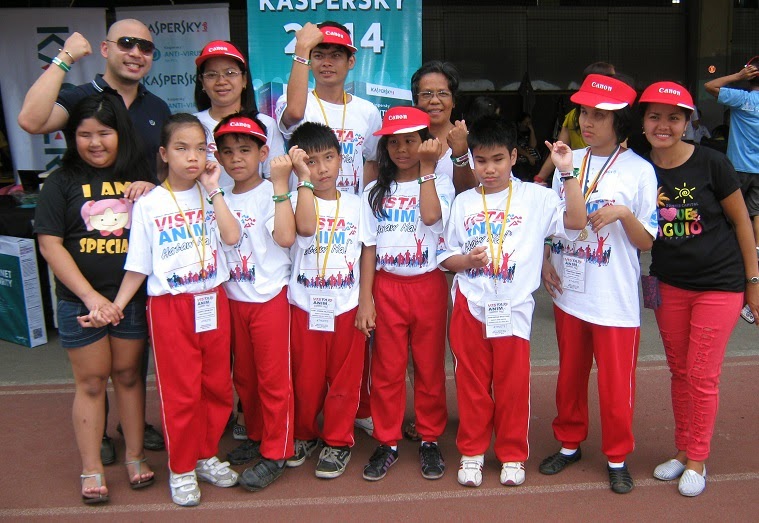 Photo shows a representative of iSecure Networks (left) with some of the children and parents from the Parents Advocates for Visually Impaired Children (PAVIC) during the 6th VISTA Games in Marikina Sports Complex. Kaspersky Lab joins sportsfest for visually impaired children