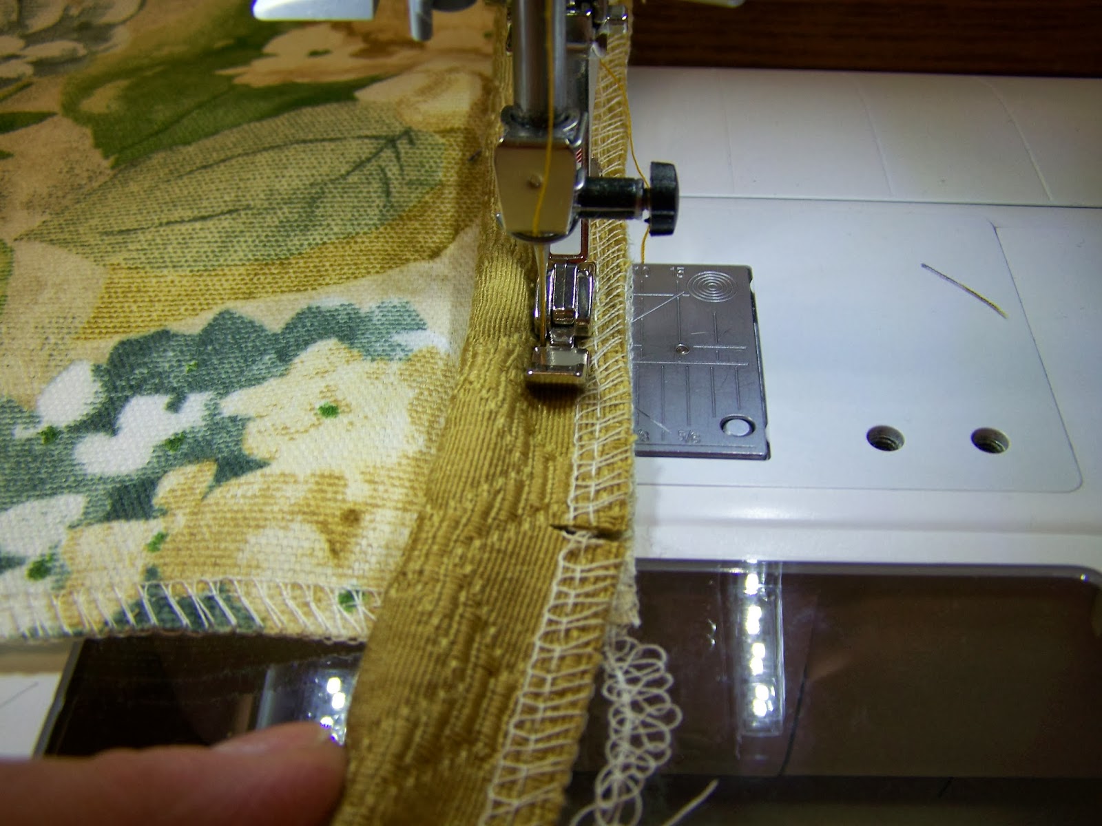 sewcreatelive Sewing a Pillow with a Cording Edge and Invisible Zipper Closure