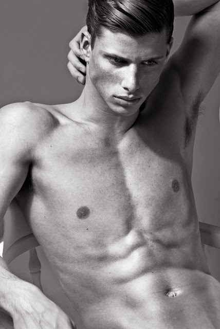 L'Homme du Jour: BARRETT PALL