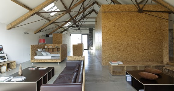 Un granero convertido en una casa de diseño con tableros osb|Espacios
