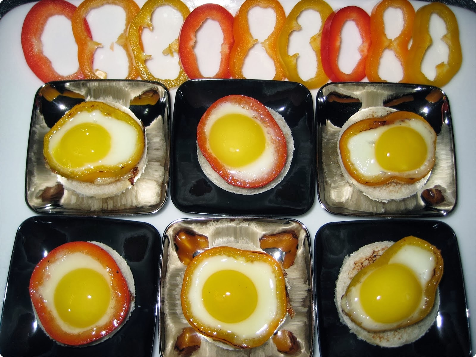 Canapé: Huevos De Codorniz Con Pimiento
