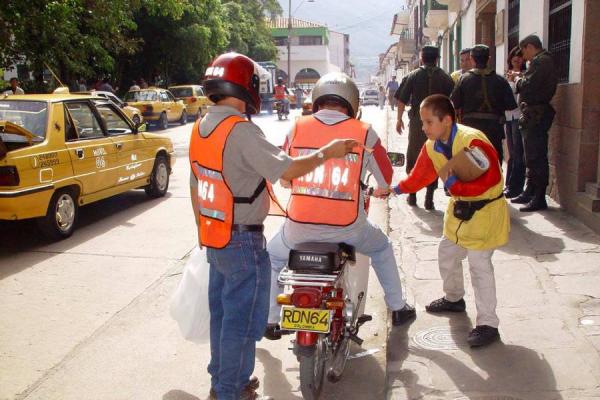 Motociclistas colombianos con chalecos refelctivos