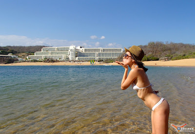 Фото в бикини корейской девушки на одном из мексиканских пляжей