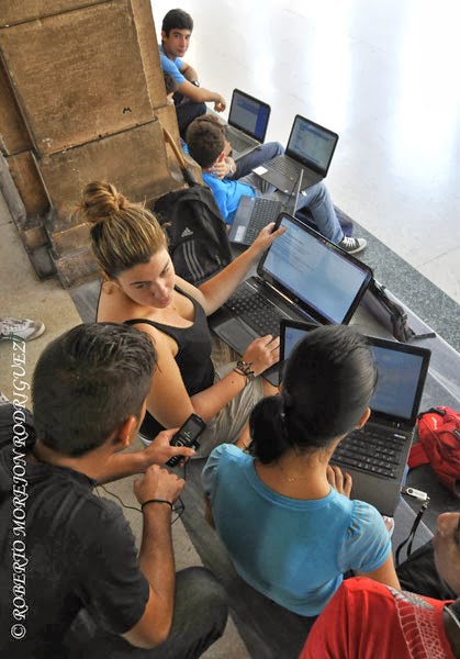 Estudiantes usando las nuevas tecnologías en áreas exteriores de la Biblioteca Central de la Universidad de La Habana Estudiantes usando las nuevas tecnologías en áreas exteriores de la Biblioteca Central de la Universidad de La Habana