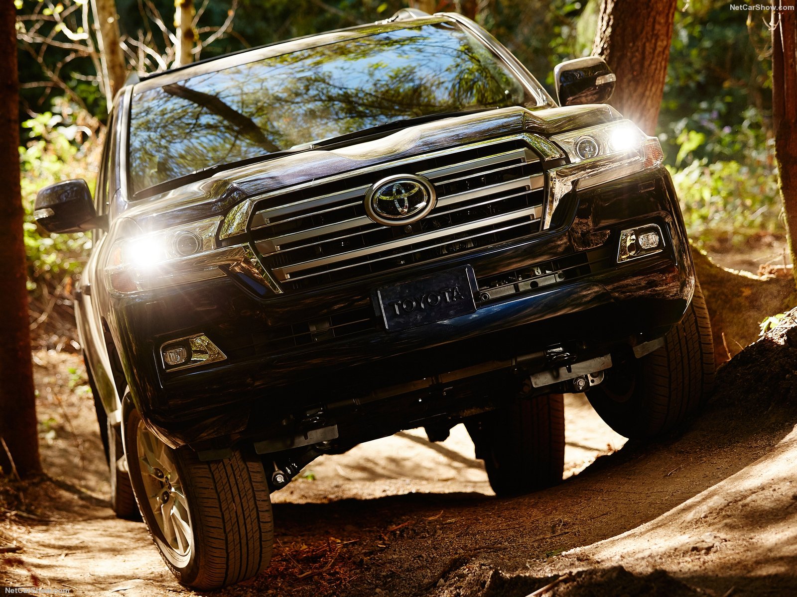 Đánh giá Toyota Land Cruiser 2016 & giá xe Đánh giá Toyota Land Cruiser 2016 & giá xe