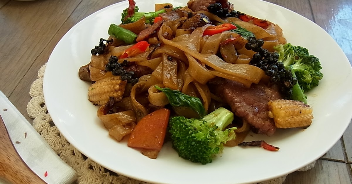 Sen Yai Pad Kee Mao (Stir fried flat rice noodles with chilies and basil)