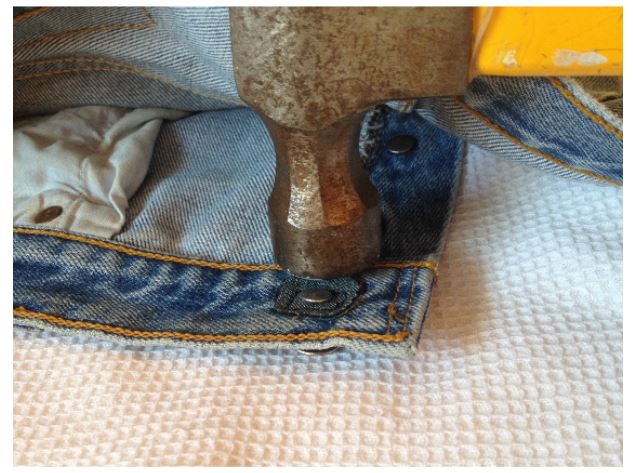 Cara Memperbaiki Kancing Celana Jeans yang Rusak PT