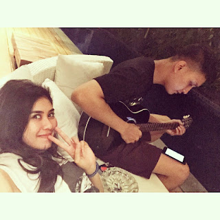 Foto Juan Christian Main gitar dengan Syahnaz Foto Juan Christian Main gitar dengan Syahnaz