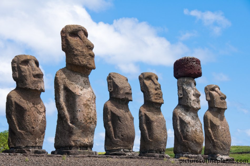 GLOBE IN THE BLOG Moai Statues of the Easter Island, Chile