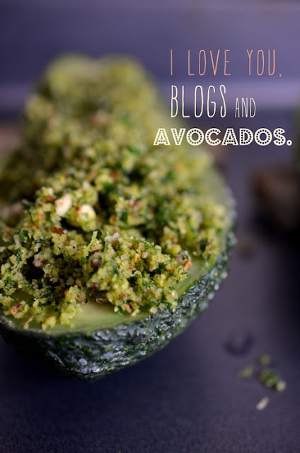 Überbackene Avocado www.katharinakocht.com Überbackene Avocado Brösel Haselnüsse Petersilie Projekt Zuckerfrei