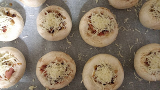 Champiñones rellenos con queso rallado