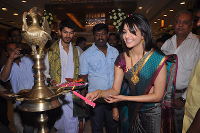 kajal agarwal in saree at chennai shopping mall launch glamour  images