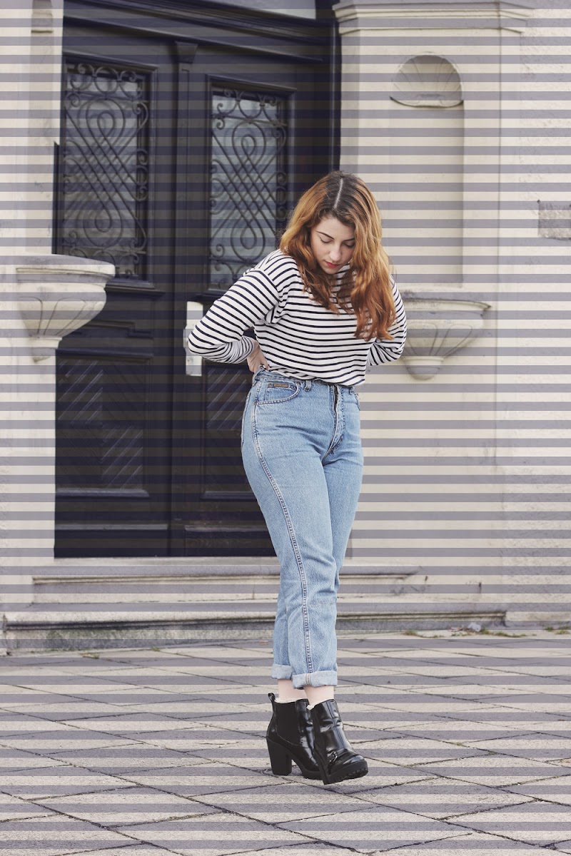 what to wear with mom jeans