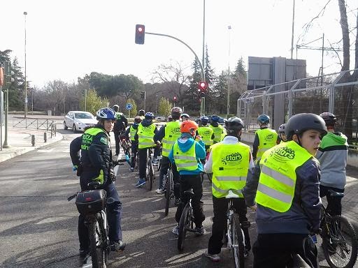 Alumnos del Pradolongo en bici con STARS Madrid