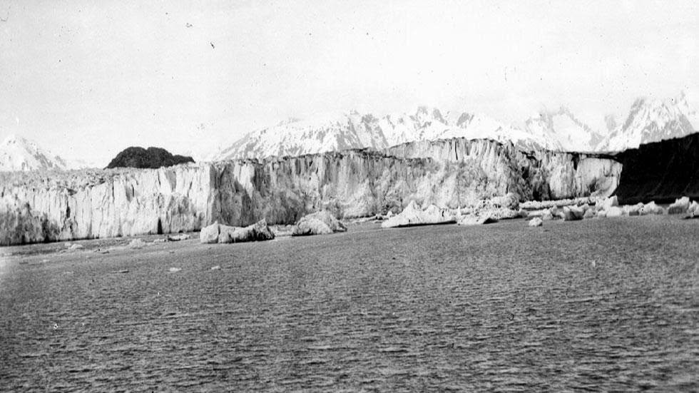 Las huellas del cambio climático en Alaska durante más de 100 años Muir+and+Adams+Glaciers+(1899)+-+Photos+of+Alaska+Then+And+Now.+This+is+A+Get+Ready+to+Be+Shocked+When+You+See+What+it+Looks+Like+Now.