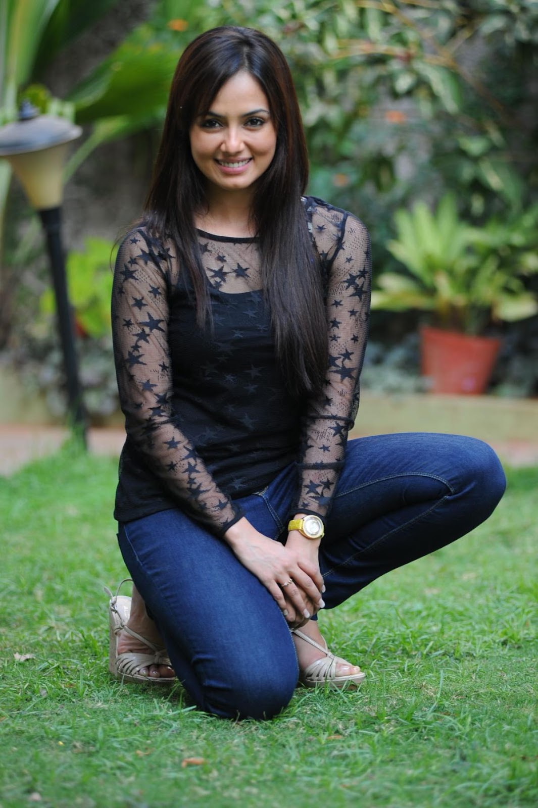 http://4.bp.blogspot.com/-cV7KJ4yiOp4/T7wDaNCsKvI/AAAAAAAAFd0/lRtdTUHJJOo/s1600/sana-khan-hot-black-dress+(5).jpg