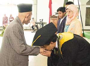 Cium tangan yang benar