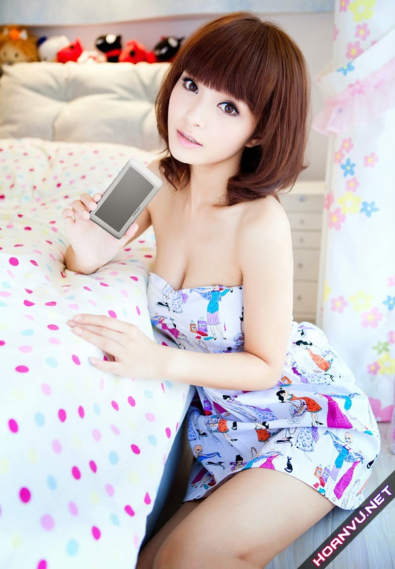 Wu Rong xinh đẹp bên smartphone - Up7s.Mobie.In