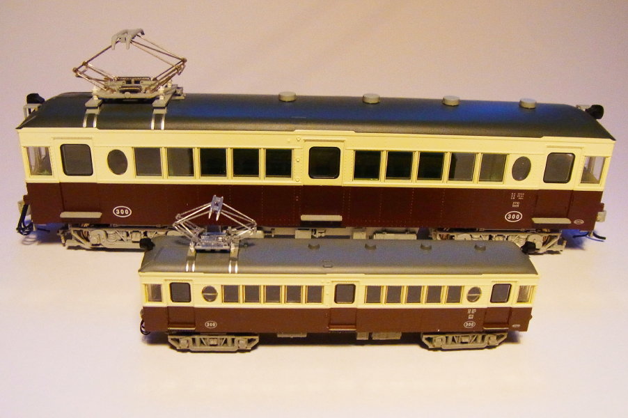 優しい色合い 可愛いレトロな電車 赤い電車 春色