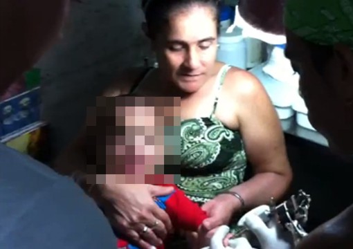 obliga a follar a su madre nina de 6 anos banaba al novio de su madre