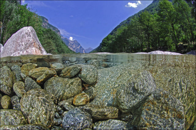 نهر فيرزاسكا في سويسرا : أنقى وأصفى أنهار العالم  Verzasca+River+09
