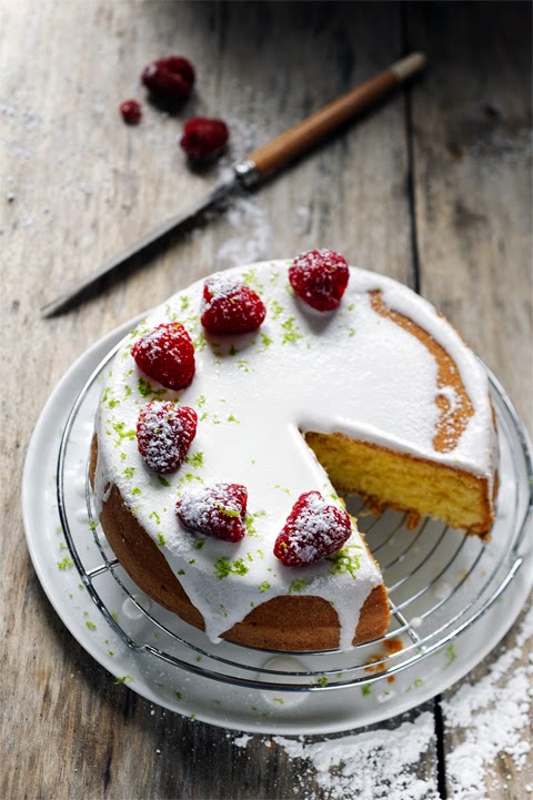 Ce n'est pas parce qu'on est toute simple qu'on ne peut pas se faire toute belle pour aller au bal ! Gâteau au yaourt au citron vert et aux framboises...