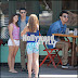 Joe Jonas se fotografía con una fan luego de desayunar!