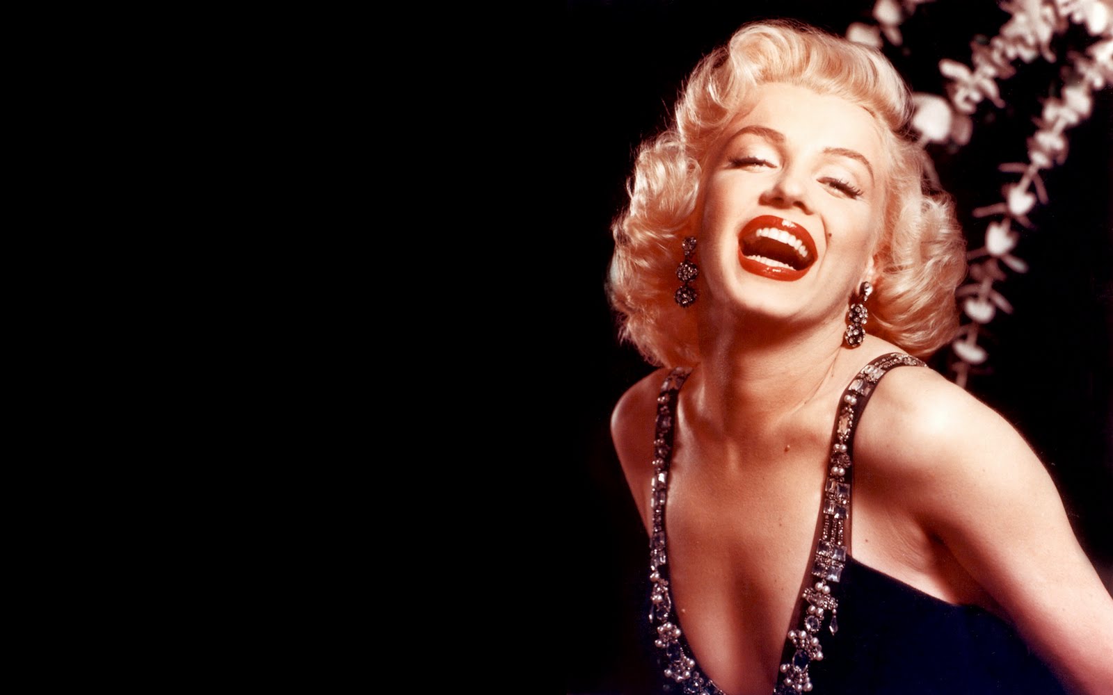 http://4.bp.blogspot.com/-cbHlcGu3_PU/TgS1J6XjzUI/AAAAAAAACN4/XlFIzZgqZrI/s1600/Marilyn%2BMonroe%2BWallpaper.jpg
