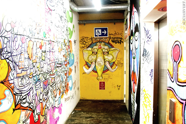 aliciasivert, alicia sivertsson, london med grabbarna, england, camden town, camden lock markets, horse tunnel market, marknad, klotter, tags, grafitti, street art, toilets, toaletter, elephant, elefant
