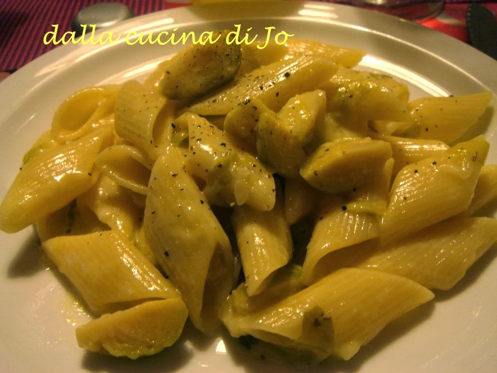 pennoni alla carbonara con cavolini di bruxelles