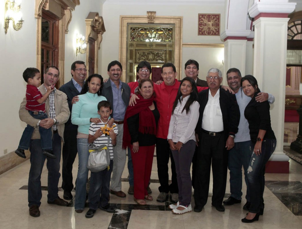 http://4.bp.blogspot.com/-ces10XL_gOY/UDqHTn15mOI/AAAAAAAATzk/r14fraAUIUM/s1600/Familia-Cha%CC%81vez-1024x777.jpg