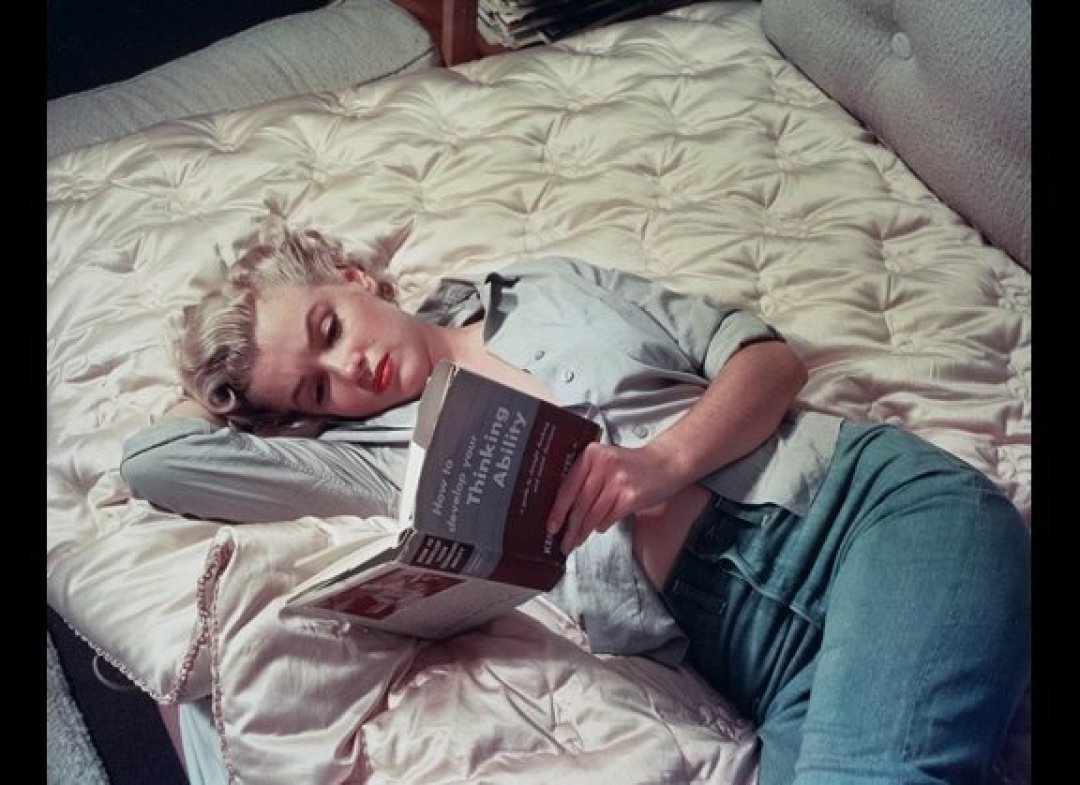 http://4.bp.blogspot.com/-cfkn6RUDKM8/TrnYbv5X43I/AAAAAAAAARw/Vug1H_SoB1c/s1600/Marilyn+Monroe+reading.jpg