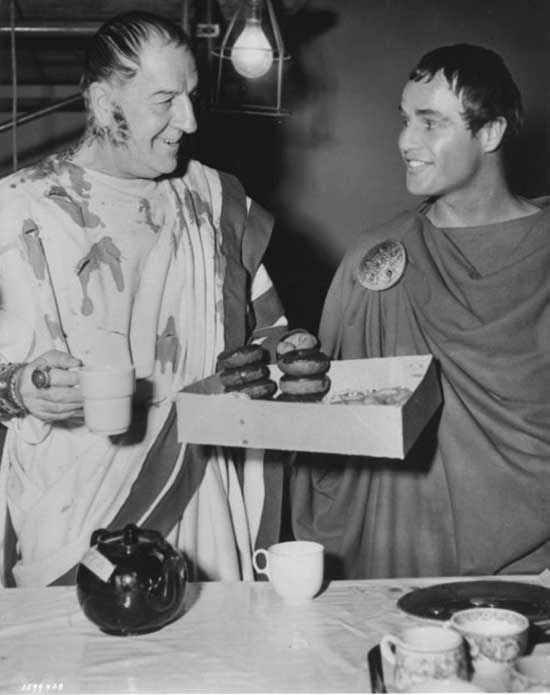 Louis Calhern e Marlon Brando mangiano ciambelle durante le riprese di "Julio Cesar" (1953)