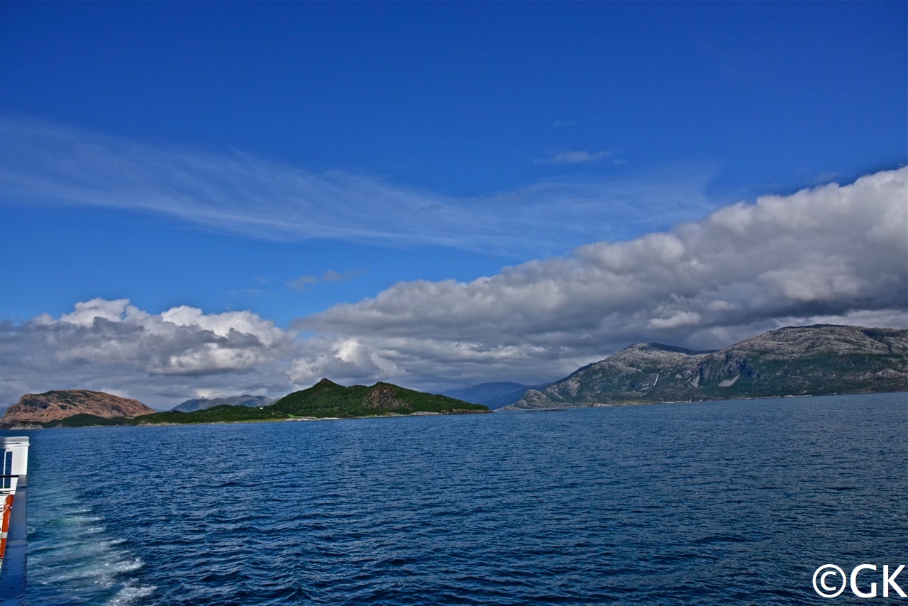 Am Nachmittag überqueren wir mit der Fähre Mindvaerfjord.