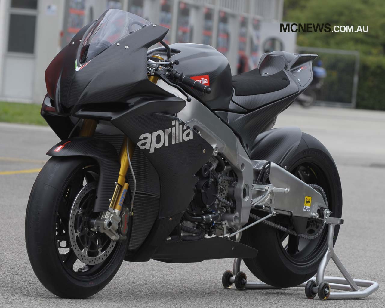 http://4.bp.blogspot.com/-cgN5A5XeWIM/T0oHGxsb6tI/AAAAAAAAEXw/C1wOxvVGRqA/s1600/Aprilia_RSV4_SBK_3_1280.jpg