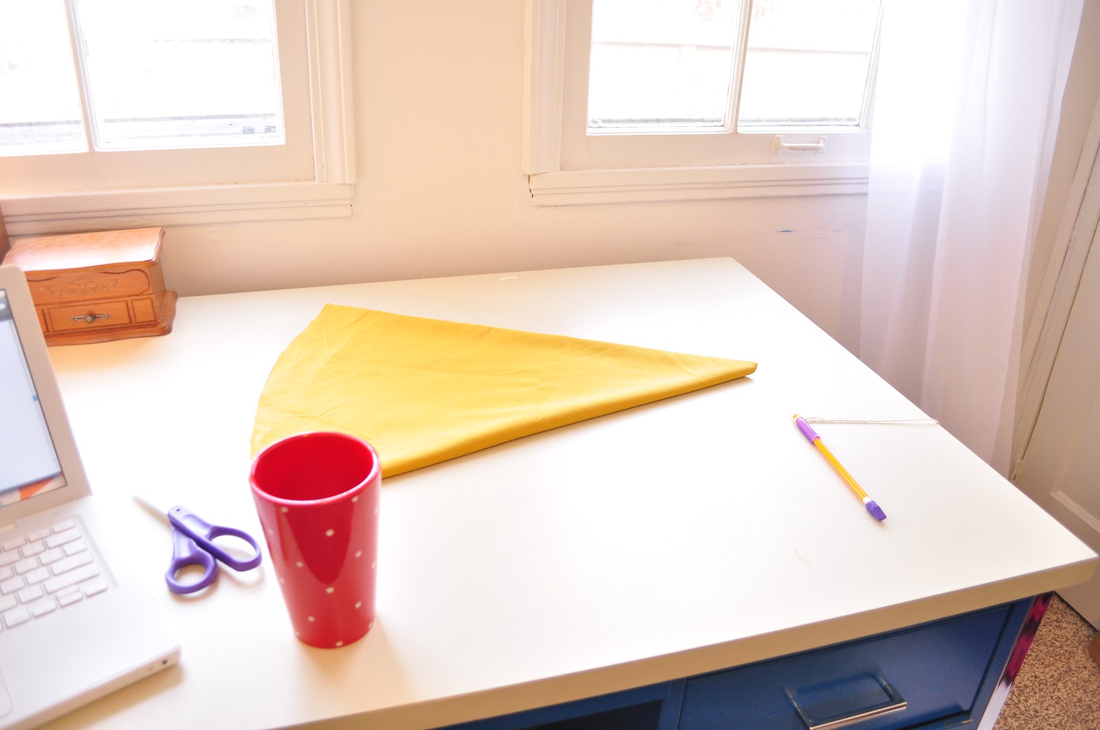 906 E. Chic ANTHROPOLOGIE Inspired PomPom Tree Skirt {A TUTORIAL}...