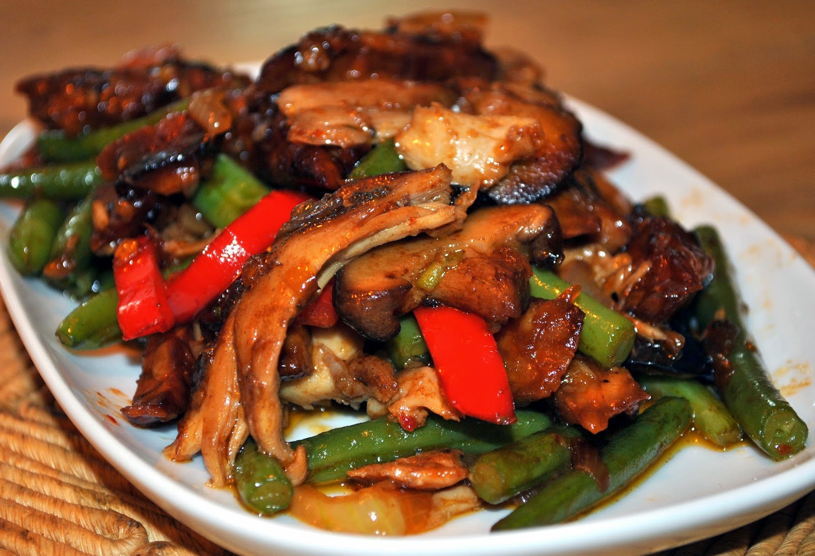 Hobby recepten Sperziebonen met tempéh sweet chili, shitake en kip