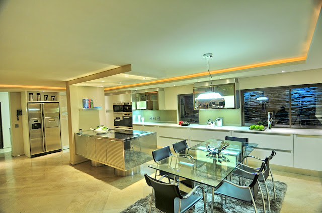House Tat by Nico van der Meulen Architects Picture of modern dining table in the kitchen